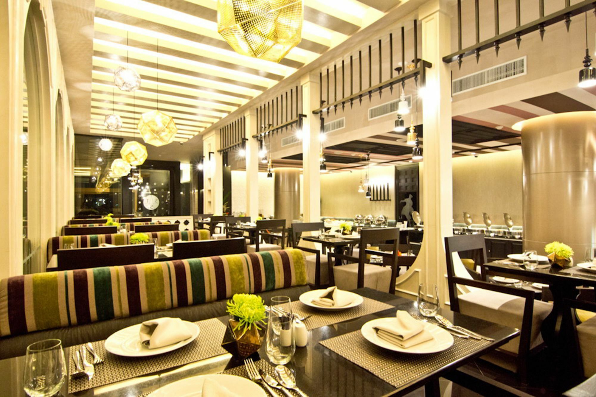 Hotel Tsix5 Quarter Pattaya Esterno foto